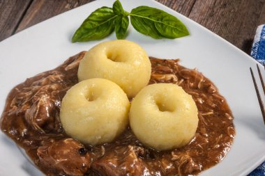 Domuz eti soslu köfte. Seçici odak.