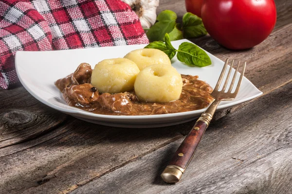 Knoedels met saus van varkensvlees. Selectieve aandacht. — Stockfoto