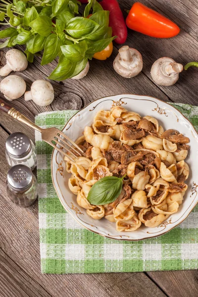 Pork stew with mushrooms, basil and red pepper. — Stock Photo, Image