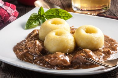 Domuz eti soslu köfte. Seçici odak.