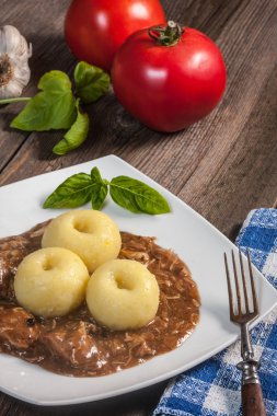 Domuz eti soslu köfte. Seçici odak.