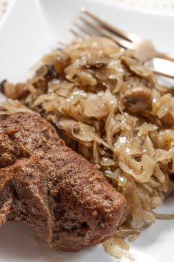 Lahana ile sığır eti nağmeleme.