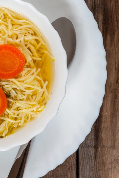 Brodo - minestra di pollo con tagliatelle . — Foto Stock