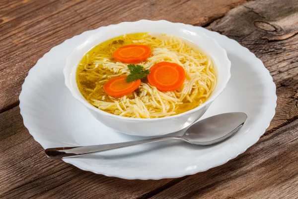 Brodo - minestra di pollo con tagliatelle . — Foto Stock