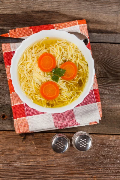 Brodo - minestra di pollo con tagliatelle . — Foto Stock