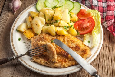 Kızarmış domuz pirzolası.