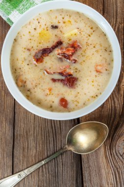 Ekmek ile ekşi çorbası.