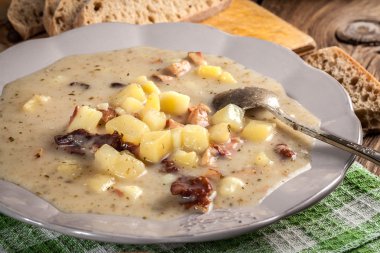 Ekmek ile ekşi çorbası.