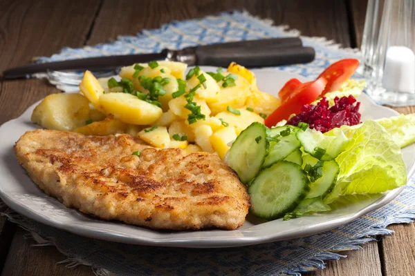 Kızarmış domuz pirzolası.