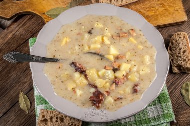 Ekmek ile ekşi çorbası.