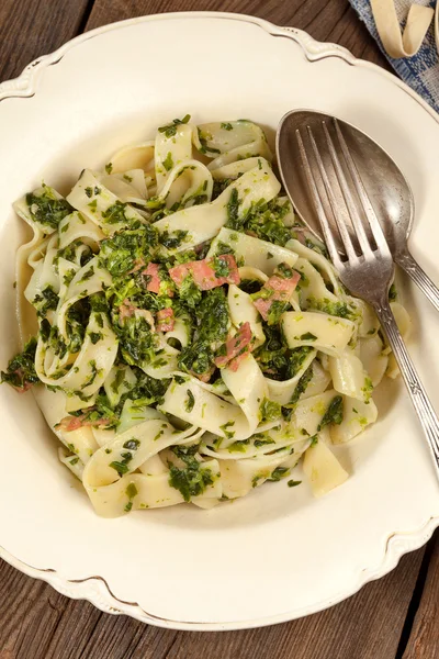 Spaghetti with spinach and bacon. — Stock Photo, Image