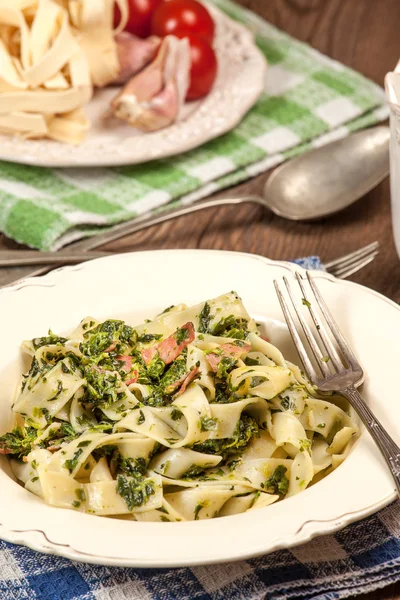 Spaghetti with spinach and bacon. — Stock Photo, Image