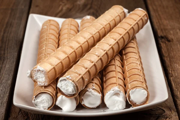 Tubo doce com chantilly . — Fotografia de Stock