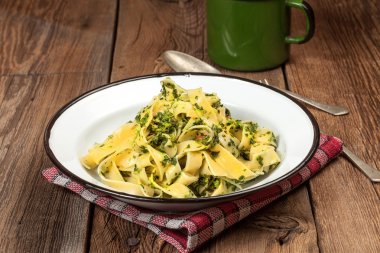 Ispanak ve pastırma ile makarna.