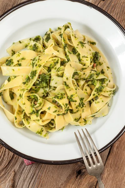 Spaghetti with spinach and bacon. — Stock Photo, Image