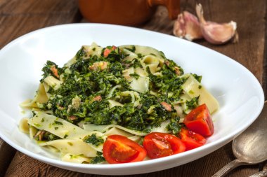 Ispanak ve pastırma ile makarna.