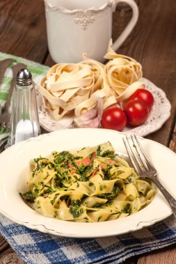 Ispanak ve pastırma ile makarna.