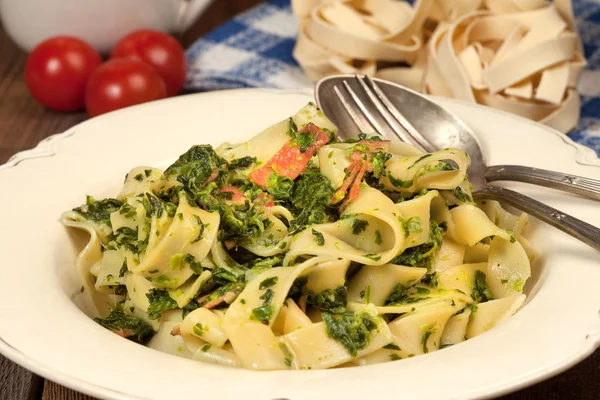 Spaghetti with spinach and bacon. — Stock Photo, Image