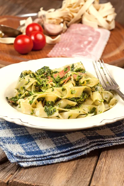 Espaguetis con espinacas y tocino . — Foto de Stock