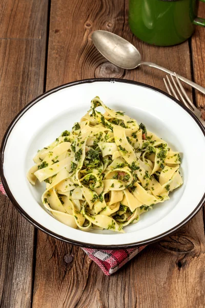 Spaghetti with spinach and bacon. — Stock Photo, Image