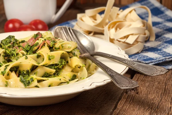 Spaghetti with spinach and bacon. — Stock Photo, Image