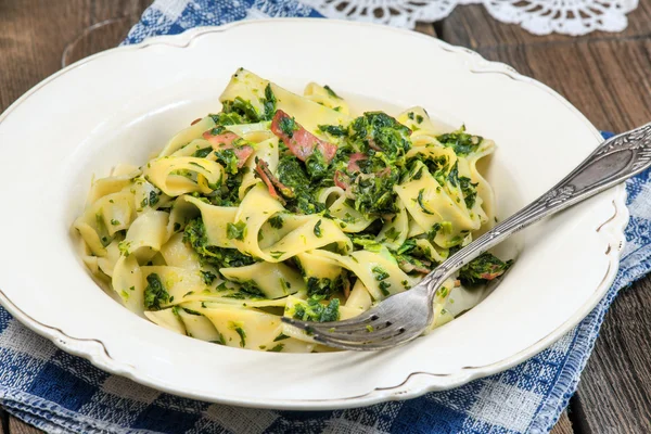 Spaghetti with spinach and bacon. — Stock Photo, Image