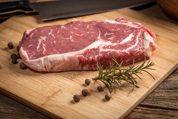 Syrový hovězí steak. — Stock fotografie