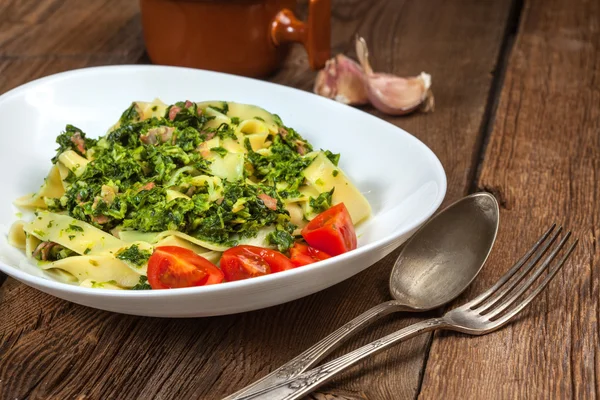 Spaghetti with spinach and bacon. — Stock Photo, Image