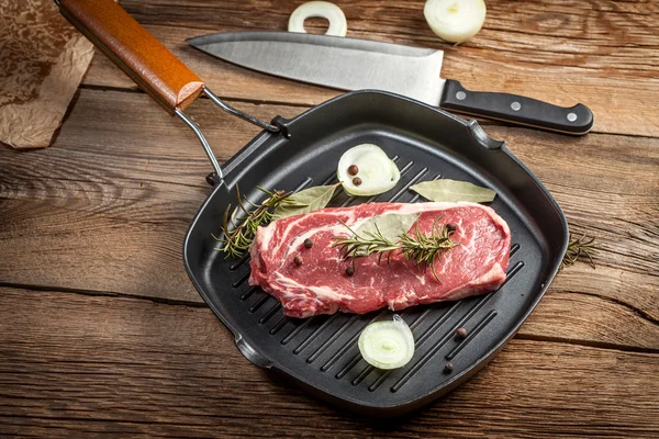 Steak de boeuf cru. — Photo
