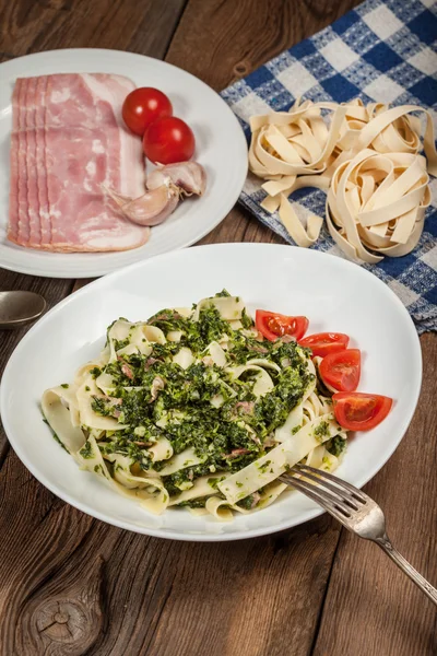 Spaghetti with spinach and bacon. — Stock Photo, Image