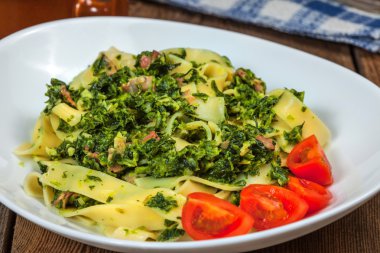 Ispanak ve pastırma ile makarna.