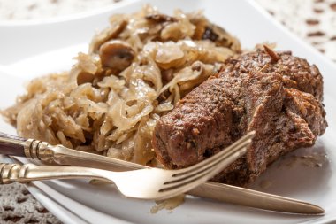 Lahana ile sığır eti nağmeleme.