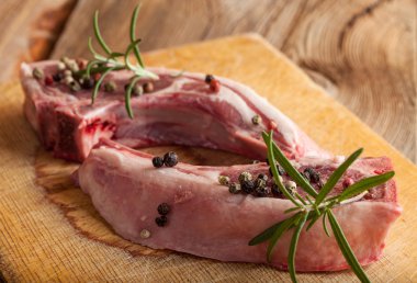 Ham kuzu pirzolası kızartma için hazır.