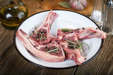 Ham kuzu pirzolası kızartma için hazır.