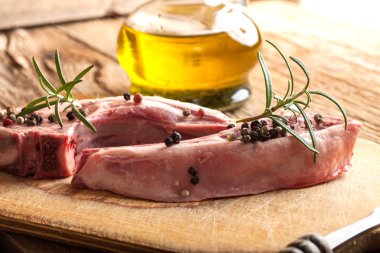 Ham kuzu pirzolası kızartma için hazır.