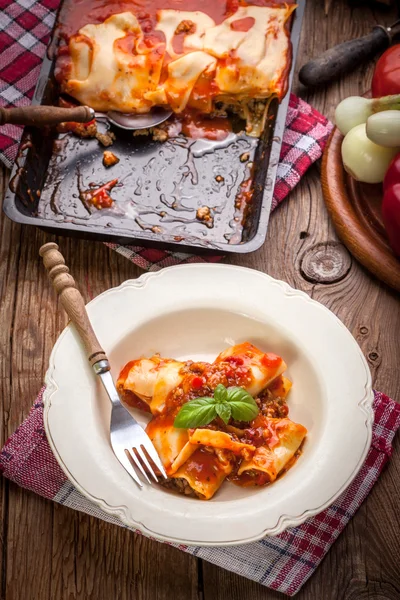 Lasagne con manzo .Cucina italiana — Foto Stock