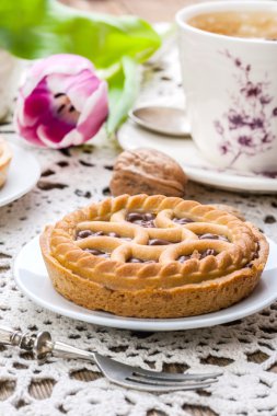 Lezzetli çikolatalı cevizli tart.