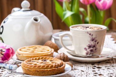 Lezzetli çikolatalı cevizli tart.