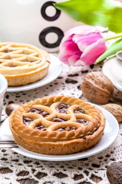 Lezzetli çikolatalı cevizli tart.