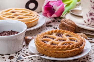 Lezzetli çikolatalı cevizli tart.