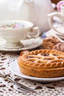 Lezzetli çikolatalı cevizli tart.