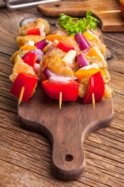 Ham sığır eti şiş ızgara için hazır