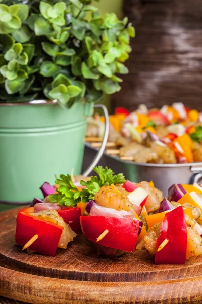 Rå nötkött grillspett redo för grillning — Stockfoto