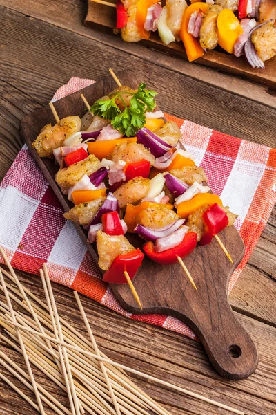 Brochetas de carne cruda listas para asar Imagen De Stock