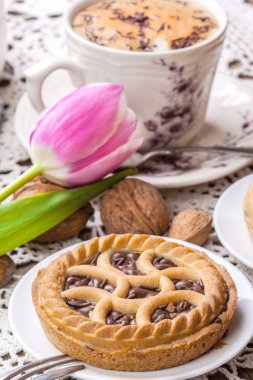 Lezzetli çikolatalı cevizli tart.