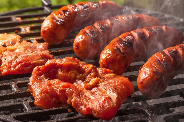 Embutidos a la plancha . — Foto de Stock