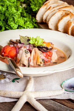 Pişmiş domates soslu midye.