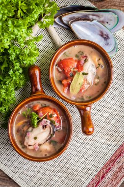 Pişmiş domates soslu midye.