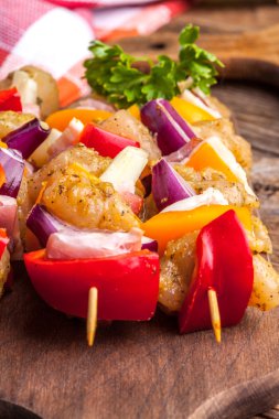 Ham sığır eti şiş ızgara için hazır