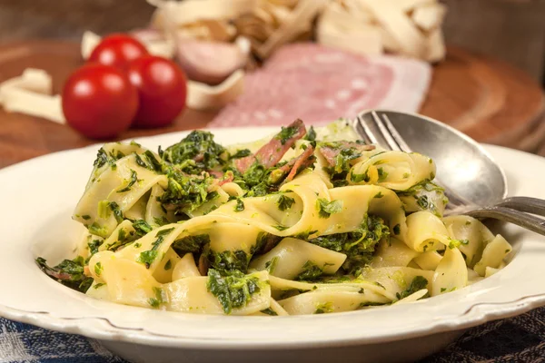 Spaghetti with spinach and bacon. — Stock Photo, Image